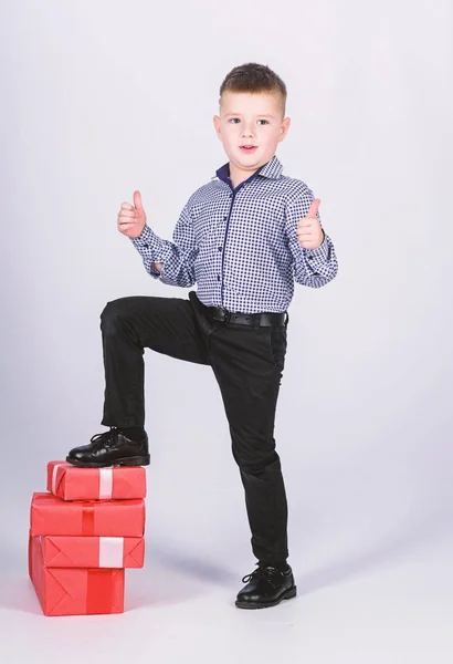 Compras. Día de boxeo. Año nuevo. niño feliz con caja de regalo. Navidad. Fiesta de cumpleaños. niño pequeño con regalo de San Valentín. Asistente de taller. Feliz infancia. ahorros en compras. montón de compras —  Fotos de Stock