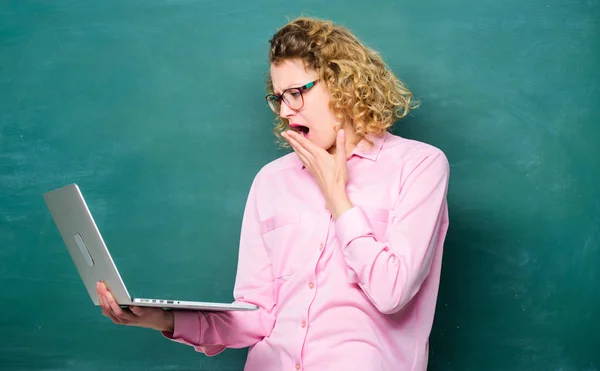 Profesora soñolienta en pizarra. tecnología moderna. chica en la escuela moderna. concepto de e-learning. Educación vía Internet. estudiante somnoliento en gafas con cuaderno. educación en línea. escuela de negocios —  Fotos de Stock