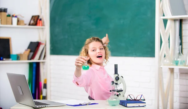 Inspiración para estudiar. Concepto de aprendizaje. Aula de estudiante universitaria con portátil. Profesor apasionado de la ciencia. Día del conocimiento. Estudiante talentoso beca. Investigación del proyecto estudiantil —  Fotos de Stock