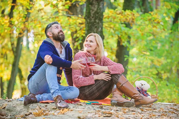 Celebrando su fecha especial. pareja en el amor relajarse en el bosque de otoño. mujer feliz y hombre barbudo beber vino. cita de amor y romance. Humor de primavera. Salud. clima otoñal. Un picnic familiar. Pareja feliz — Foto de Stock