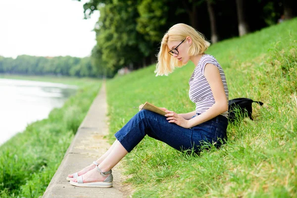 Märchenhaft verloren. Lesen ist mein Hobby. Sommerstudie. Schülerin mit Buch im Freien. inspiriert von Roman-Autor. Interessante Geschichte. Entspannen Sie sich und erhalten Sie neue Informationen. Frau im Park liest Buch — Stockfoto