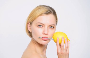 Kadın hobnail ağzı. Doğal enerji. Vitamin yükü. Enerji şarj ı. Kız taze meyve suyu limon içsin. Sağlıklı yaşam tarzı kavramı. Enerji içeceği. Hobnail doğal pil ile Limon. Sağlıklı yaşam tarzı