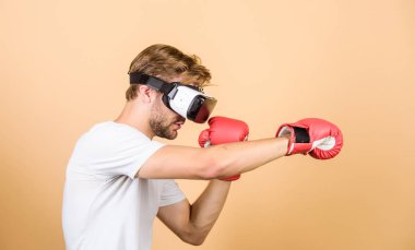 Adam Vr gözlük oyunu oynamak. Siber spor konsepti. Siber antrenör online eğitim. Siber uzayı keşfedin. Siber sporcu boks eldivenleri. Artırılmış 3d dünya. Man boxer sanal gerçeklik kulaklık simülasyonu