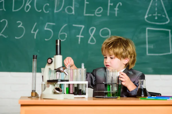 Wissenskonzept. Wissenstag. Inspiration für Untersuchungen. Kinder studieren Biologie Chemie. Jungenmikroskop und Reagenzgläser Schule. Grundkenntnisse Grundschulbildung. Bildungsexperiment — Stockfoto