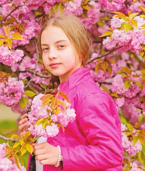 Kid korzystających różowy kwiat wiśni. Delikatny rozkwit. Różowy jest najbardziej dziewczęcy kolor. Jasne i żywe. Różowy jest moim ulubionym. Dziecko na różowe kwiaty z drzewa Sakura tle. Dziewczynka cieszyć się wiosną — Zdjęcie stockowe