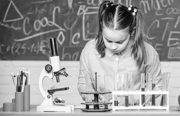 Análise química. Tubos de ensaio com substâncias. Objectos de laboratório. Laboratório escolar. Menina inteligente estudante conduzir experiência escolar. Aluno da escola estudar líquidos químicos. Aula de química escolar — Fotografia de Stock