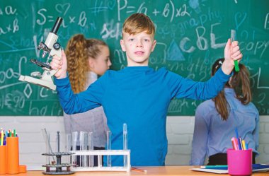 Tıbbi ekip. Küçük çocuklara okul ders. Öğrenme kimya okul laboratuarında ufak çocuklar. mutlu çocuk günü. Kimya. Okula dönüş. öğrencileri Biyoloji deneyleri mikroskopla yapıyor