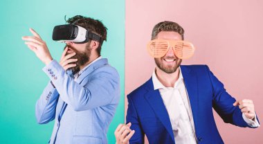 Adam sanal gerçeklik etkileşim. Hipster sanal gerçeklik keşfetmek. İş modern teknolojiyi uygular. Gerçek eğlenceli ve sanal alternatif. VR gözlük ve panjurlu plastik aksesuar sakal ile adam