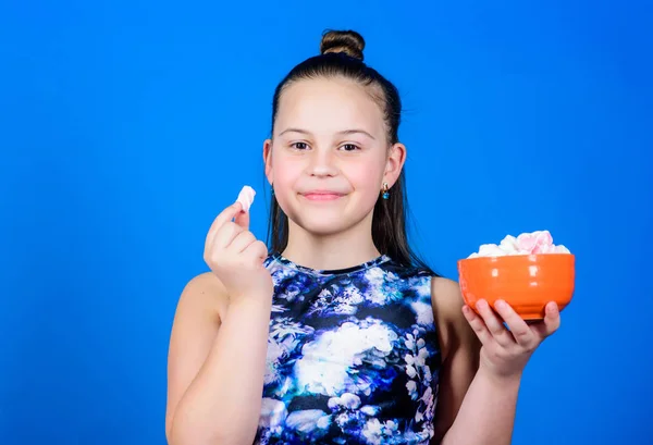 Marshmallow. Snoepwinkel. Gelukkig klein kind liefde snoep en traktaties. Gezonde voeding en tandheelkundige kinderopvang. Dieet en calorie. Zoetekauw concept. Klein meisje eet marshmallow. Gelukkig klein kind — Stockfoto