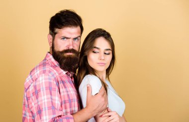 Benim çiftim. erkek ve kadın moda. sevgililer günü. seksi kadın ve sakallı vahşi adam. tutku çift. aşık çift. kız ile sakallı adam hipster. kuaför ve berber konsepti. kopyalama alanı