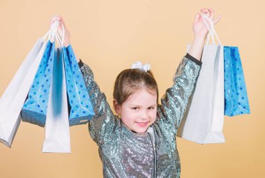 mağaza perakende. Tatil satın alma tasarrufu. Mall. Satışlar ve indirimler. Moda ve stil. paket ile müşteri. Alışveriş poşetleri olan küçük bir kız. Neşeli çocuk. Yetenekleri olan küçük bir kız. Gerçek mutluluk