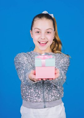 Benim kıymetlim. Hediye kutusu mavi arka planlı kız. Kara Cuma. Alışveriş günü. Sevimli sevimli çocuk hediye kutusu taşımak. Sürpriz hediye kutusu. Doğum günü dilek listesi. Mutluluk dünyası. Özel her gün olur