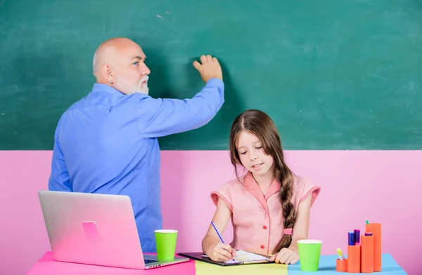 Student and Teacher man bij Blackboard. Schoolmeisje en tutor laptop. Modern onderwijs. Gelukkige student. Senior leraar en meisje school les. Ontspannen en vakantie. Moderne kennis. Moderne onderwijsmethode — Stockfoto