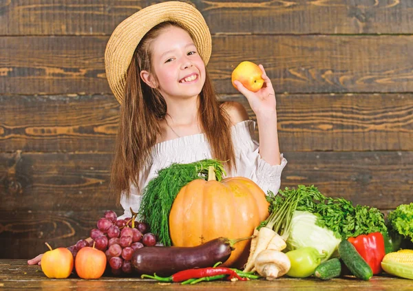 Boerderijactiviteiten voor kinderen. Meisje Kid boerderij markt met herfst oogst. Kind viert oogsten. Kid boer met oogst houten achtergrond. Familieboerderij Festival concept. Traditioneel herfst feest — Stockfoto