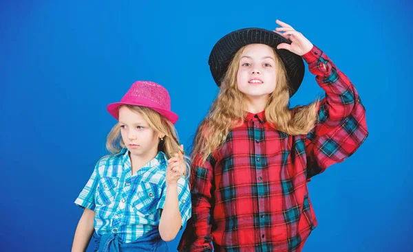 Feliz infancia. Concepto de moda infantil. Mira nuestro estilo de moda. Tendencia de moda. Las niñas niños usan sombreros de moda. Pequeña fashionista. Siguiendo a la hermana en todo. Cool cutie traje de moda —  Fotos de Stock