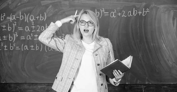 Läraren kvinnan förklara nära Chalkboard. Skollärare förklara saker bra och göra ämnet intressant. Effektiv undervisning innebär att förvärva relevant kunskap om studenterna. Vad gör bra lärare — Stockfoto