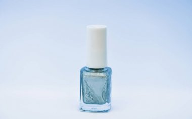 Oje şişe parlak renk. Manikür salonu. Güzellik ve bakım konsepti. Tırnak cilası beyaz arka plan. Tırnak cilası kaplamasının dayanıklılık ve kalitesi. Jel Lehçe modern teknoloji. Renk pick