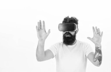 Beyaz arka planda izole bir sanal gerçeklik kulaklık kullanarak hayran bir adamın portresi. Sanal gözlükteki bir kişi Oda alanında uçar. VR gerçeklik.