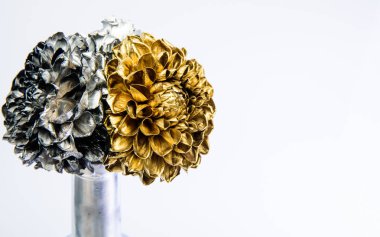 zenginlik ve zenginlik. lüks ve başarı. metalı antik dekor. floristics iş. Vintage retro. grunge güzellik. şişede gümüş ve altın krizantem çiçek. beyaz izole. kopyalama alanı