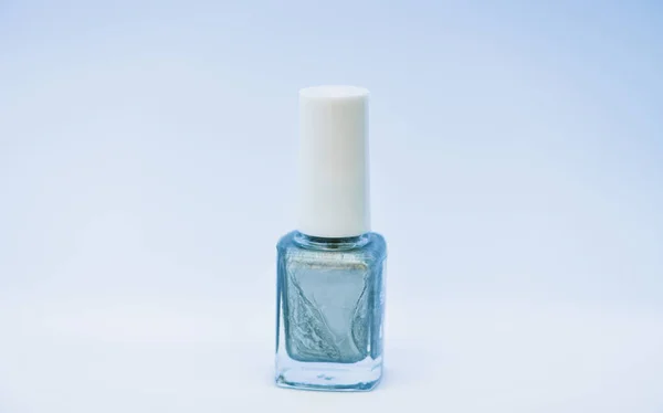 Esmalte de uñas botella de color brillante. Salón de manicura. Concepto de belleza y cuidado. Esmalte de uñas fondo blanco. Durabilidad y calidad del esmalte de uñas. Gel polaco tecnología moderna. Elige el color — Foto de Stock