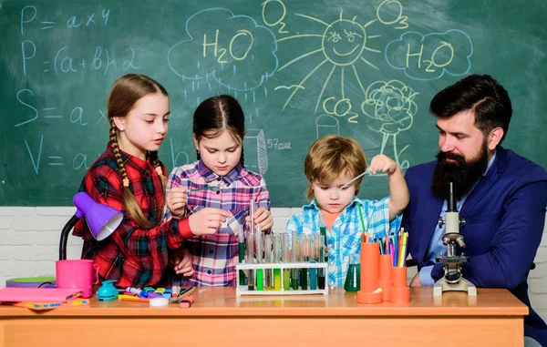 Estudiantes haciendo experimentos científicos con microscopio en laboratorio. los niños de la escuela científico estudiando ciencias. feliz maestro de niños. de vuelta a la escuela. Niños pequeños aprendiendo química en el laboratorio escolar — Foto de Stock