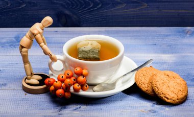 Mavi arka planda bir fincan çay yakın. Gurme lezzetli tadı. Kafe menüsü. Dut çayı. Seramik fincan sıcak taze demlenmiş çay içecek. Sağlık hizmetleri halk ilaçları. İçecek aromatik rowanberry içecek