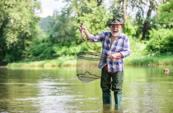 Fiskare fiskeutrustning. Hobby sport aktivitet. Pensionärs fritid. Fiskodling fiskodling höja fisk kommersiellt. Endast fiskare står i flodvatten. Man Senior skäggiga fiskare — Stockfoto