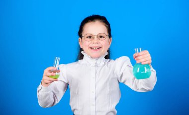 Kimya eğlencesi. Temel bilgi. Bilgi günü. Kimyasal sıvıları olan liseli kız. Çocukluk ve yetiştirilme tarzı. Bilgi ve bilgi. Biraz deney. Küçük çocuk çalışması. Eğitim kavramı