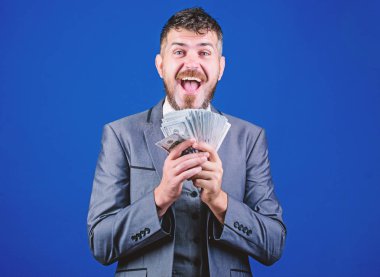Zengin ve başarılı. Kendi işiyle para kazanmak. İş başlangıç kredisi. Sakallı adam nakit para tutuyor. Zengin işadamı bize dolar banknotları. Para paketi ile Döviz Broker