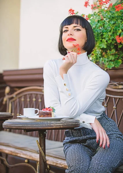 Nő vonzó elegáns barna enni ínyenc süteményt kávézó terasz háttérben. Gourmet koncepció. Kellemes időtöltést és pihenési időt. Ízletes Gourmet torta. Kényeztesse magát. Lány Relax kávézó torta desszert — Stock Fotó