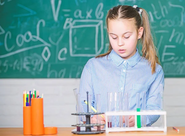 Skolans laboratorium. Flickans smarta elev utför skolexperiment. Skolelever studerar kemiska vätskor. Läxa i kemi. Provrör med ämnen. Kemisk analys. Laboratorieglas — Stockfoto