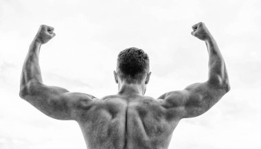 Spor motivasyonu. Adam başarıyı kutluyor. Vücut geliştirici güçlü kaslı sırt güçlü ve üstün hissediyor. Başarıya ulaş. Başarılı bir atlet. Zafer ve başarı. Şampiyon ve kazanan konsepti