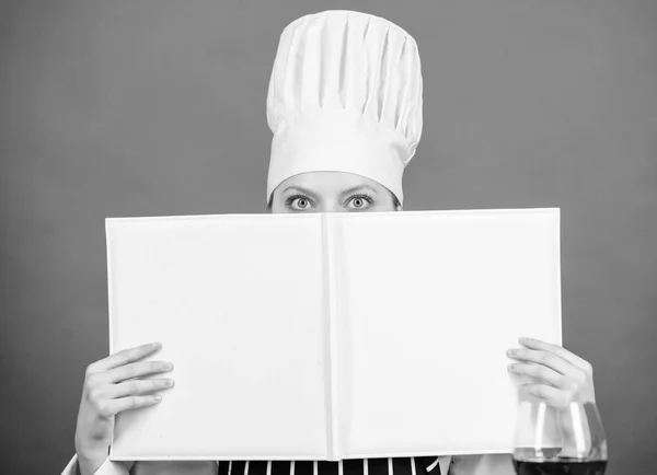 Η γυναίκα μελέτησε μαγειρική. Ειδικός μαγειρικής. Ο σεφ μαγειρεύει υγιεινά φαγητά. Τεχνικές μαγειρικής. Μαγειρέψτε Διαβάστε το βιβλίο καλύτερες γαστρονομικές συνταγές. Ιδέα της Σχολής μαγειρικής. Κάντε κράτηση από διάσημο χώρο αντιγραφής σεφ. Επαγγελματικό επίπεδο — Φωτογραφία Αρχείου