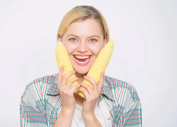 Kvinna hålla gul majs COB vit bakgrund. Majs skörd. Flicka hålla mogen majs. Vegetarisk mat och hälsosamma naturliga ekologiska produkter. Vegetarisk meny. Hälsosam matkoncept. Mat bringa lycka — Stockfoto