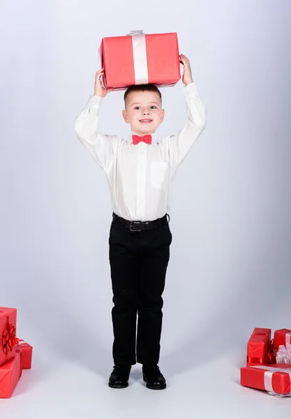 Enfant heureux avec boîte cadeau. Noël. style smoking. Bonne enfance. petit garçon avec cadeau de Saint-Valentin. Fête d'anniversaire. Faire du shopping. Jour de boxe. Nouvel an. va faire le paiement dans le supermarché — Photo