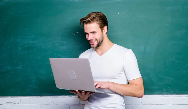 Lavorare sul telecomando. uomo usa internet 4g per studiare. studente uomo a e classe di apprendimento. educazione moderna online. insegnante di college utilizzare la tecnologia informatica. Torniamo a scuola. business school — Foto Stock