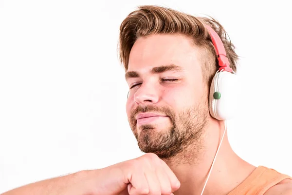 꿈과 즐거운 음악에 춤. 헤드셋에서 음악을 듣고 면도하지 않은 남자. 섹시한 근육 질의 남자는 스포츠 음악을 듣습니다. 흰색에 고립 된 이어폰의 남자 — 스톡 사진