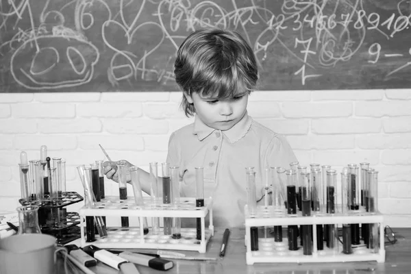 Kleine Schüler lernen Chemie in der Schule. Chemielabor. praktisches Wissenskonzept. Stipendien und Stipendien. Intelligente Kinder beim Chemie-Test. Wunderkind und frühe Entwicklung — Stockfoto