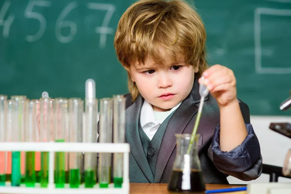 Gelecek için öğrenmek. Biyoloji bilimi. araştırma için sıvı ile test tüpleri. küçük çocuk kimya çalışma. Sonuç. Tıbbi konsept. Küçük dahi çocuk. mikroskop kullanan küçük çocuk. Tedaviye konsantre — Stok fotoğraf