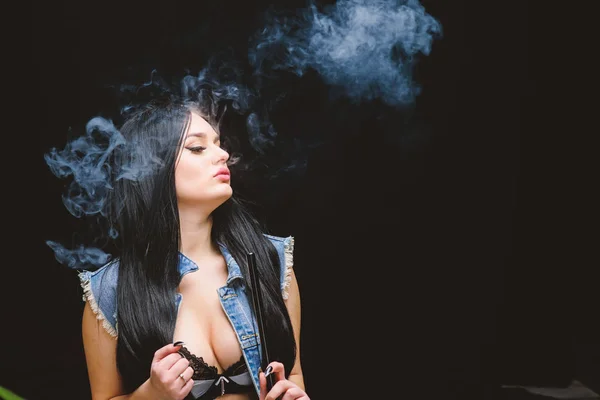 Girl vaping. Hookah bar. Electronic cigarette. Fashion girl vaping. Relaxing with hookah. White cloud of smoke. Vaping is sexy. Nicotine addiction. Attractive busty brunette smoking vaping device — Stock Photo, Image
