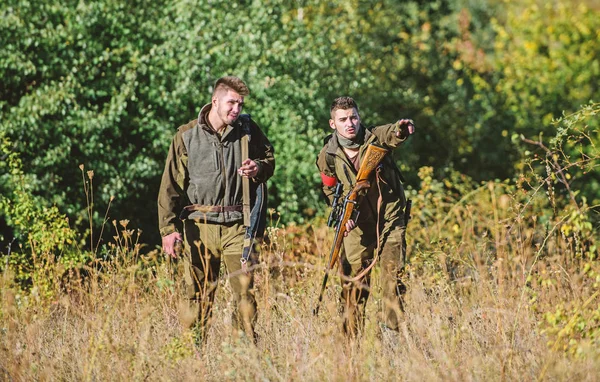 Activiteit voor echte mannen concept. Jagers jachtopzieners op zoek naar dier of vogel. Jagen met vrienden. Jagers vrienden genieten van vrije tijd. Jagers met geweren in aard milieu. Teamwork en ondersteuning — Stockfoto