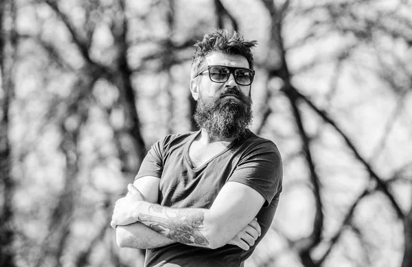 Mode masculine et beauté. Hipster mature avec barbe. mâle brutal avec un style parfait. Homme barbu en plein air. Soins de la barbe et salon de coiffure. homme barbu aux cheveux luxuriants. Confiant dans son style parfait — Photo