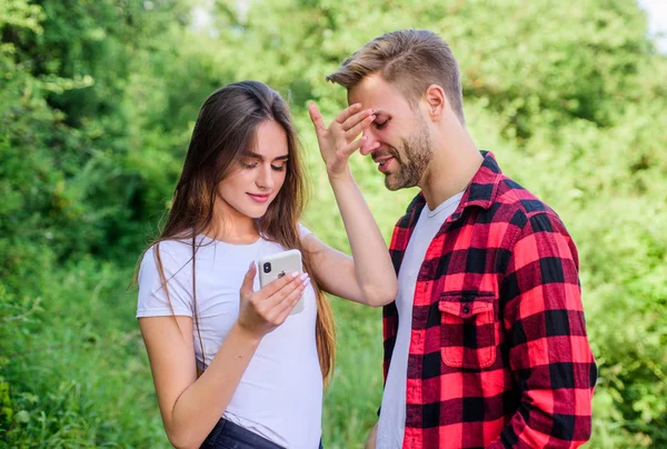 No mires. Hombre exigente novia celosa mensajería en línea. Compra en línea. Dependencia de Internet. Chico y chica de la naturaleza smartphone. Ella siempre en línea. Móvil adicto. Redes sociales. Navegación por Internet — Foto de Stock