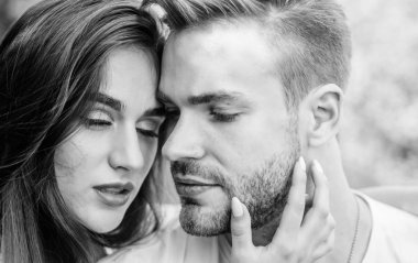 Her zaman onu koruyor. Sevgililer günün kutlu olsun. yaz havası. parkta adam ile kız. Güzellik ve moda. çift rahatlayın. Şefkatli bir duygu. aile hafta sonu. romantik tarih. aşık çift. Cilt ve saç bakımı