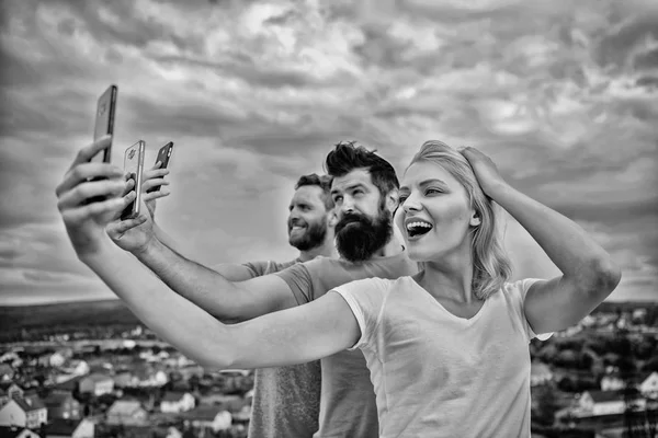 Felices mejores amigos tomando selfie con cámara. Amigos en el teléfono. — Foto de Stock