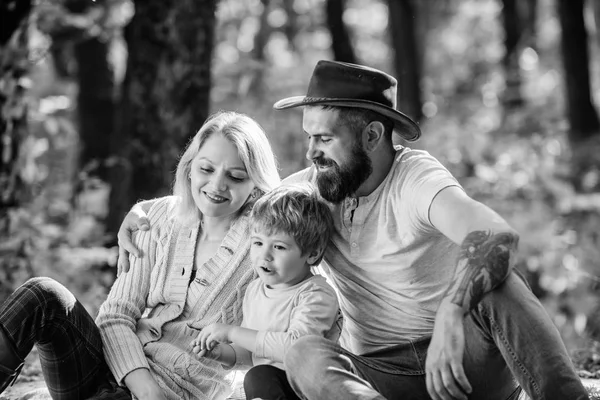 Mère père et petit fils sont assis pique-nique dans la forêt. Bonne journée pour le pique-nique de printemps dans la nature. Explorez la nature ensemble. Concept de journée familiale. Maman papa et enfant garçon se détendre tout en faisant de la randonnée en forêt. Pique-nique familial — Photo