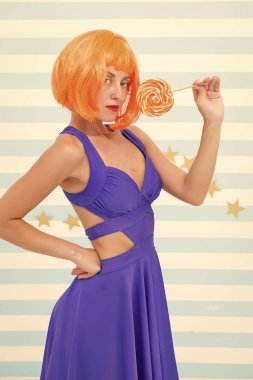 Lolipoplu mutlu poster modeli. Lolipopu olan havalı bir kız. Seksi bir kadın. Turuncu saçlı moda kızı eğleniyor. Oyuncu modunda çılgın bir kız. Çok eğlenceli. Partinin tadını çıkarıyorum. Hoş görünüş. Deliriyorum