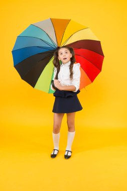 Okula giderken. Moda aksesuarı. Yağmurlu Eylül. Yağmurlu bir gün için aksesuar. Süslü bir kız öğrenci. Şemsiyeli kız. Yağmurlu bir gün. Mutlu çocukluk. Şemsiyeyle mutlu bir çocuk. Sonbahar hava durumu tahmini