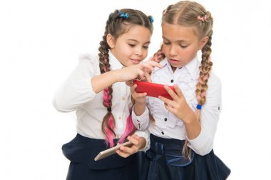 Kızlar okul üniformasörf internet. Modern hayat. Kız öğrenciler mobil internet akıllı telefon kullanırlar. Okul uygulama akıllı telefon. Mobil bağımlılık. Dünya çapında net. İnternet kaynağının çocuklar için tehlikeleri vardır