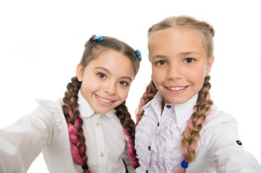 Kızlar fotoğraf çekiyor. Sosyal ağlar için selfie blog. Sonsuza kadar en iyi arkadaşlar. Peynir de. Kişisel blog. Yakalama anı. Çocuk kızlar fotoğraf çekiyor. Çocukların mutlu yüzleri. Görüntülü arama konsepti. Blog online